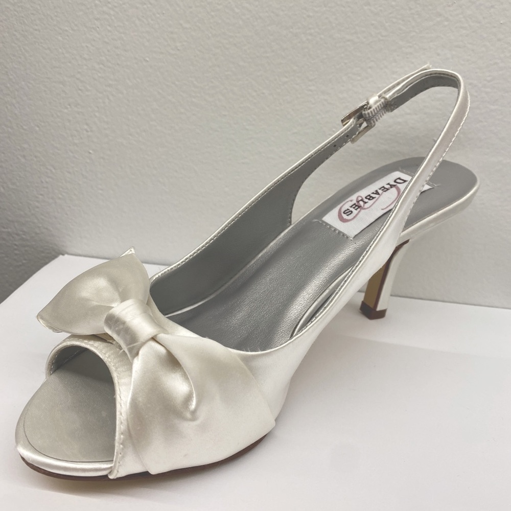 White heels with bow